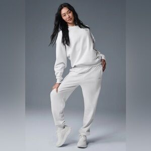 Alo Yoga Accolade Sweatpant and Crewneck Set